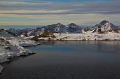 Salita da Foppolo al Corno Stella con la neve d'ottobre in quota ed i colori autunnali in basso il 31 ottobre 2010 - FOTOGALLERY